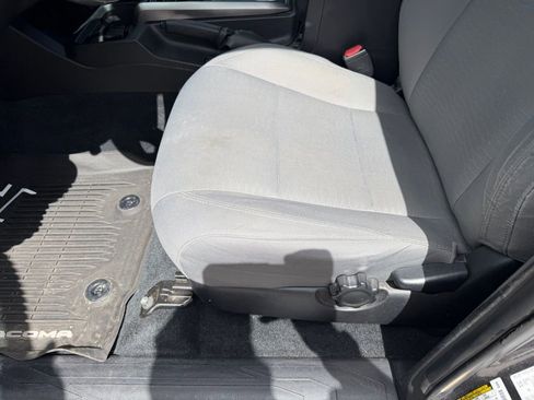 Used 2016 Toyota Tacoma SR5 w/ SR5 Appearance Package (SN) image 21