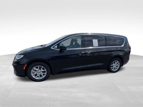 Used 2023 Chrysler Pacifica Touring-L FWD image 3