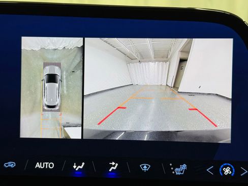 Used 2024 Chevrolet Equinox EV LT FWD image 16