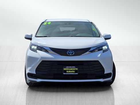 Used 2024 Toyota Sienna LE FWD image 2