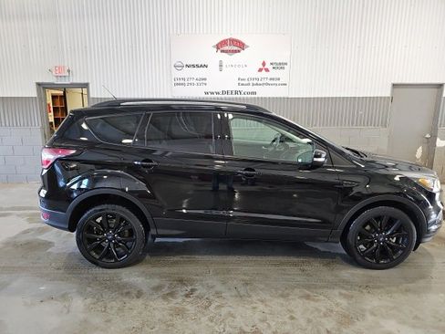 Used 2017 Ford Escape Titanium image 2