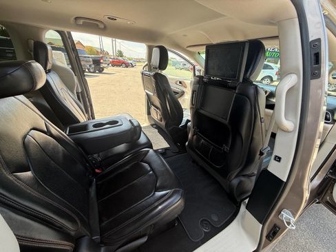 Used 2017 Chrysler Pacifica Touring-L Plus w/ Advanced Safetytec Group FWD image 17
