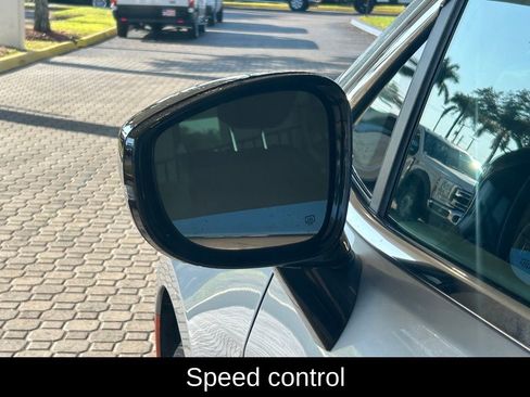 Used 2024 Chrysler Pacifica Touring-L image 16