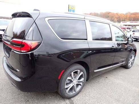 New 2026 Chrysler Pacifica Pinnacle image 7