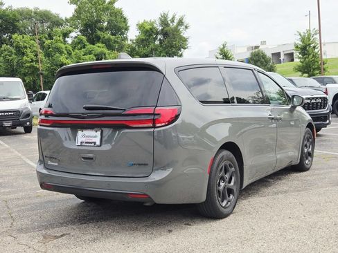 Used 2022 Chrysler Pacifica Limited w/ S Appearance Package FWD image 3