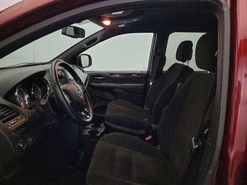 Used 2018 Dodge Grand Caravan SE FWD image 17