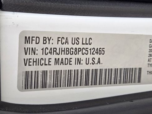 Used 2023 Jeep Grand Cherokee Limited w/ Black Appearance Package AWD/4WD image 34