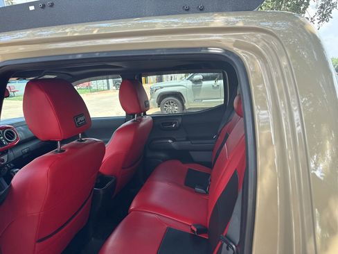 Used 2017 Toyota Tacoma TRD Sport AWD/4WD image 9