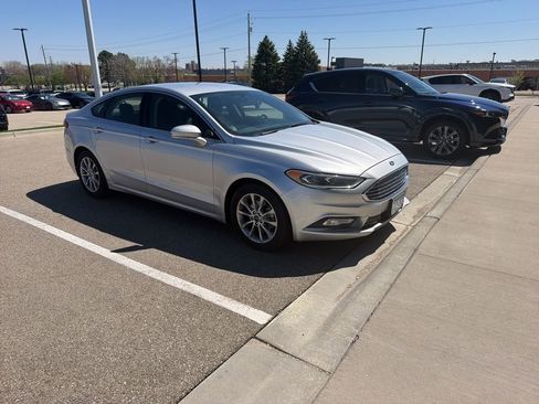 Used 2017 Ford Fusion SE w/ Fusion SE Technology Package FWD image 3