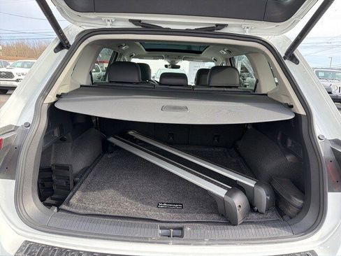 Used 2024 Volkswagen Tiguan SE image 50