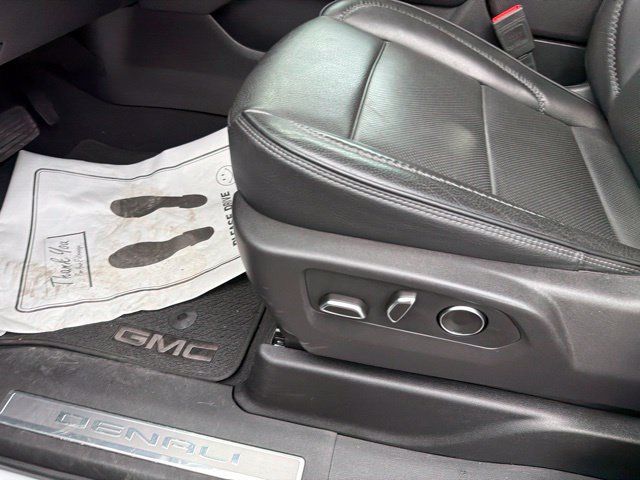 Used 2025 GMC Yukon Denali AWD/4WD image 32
