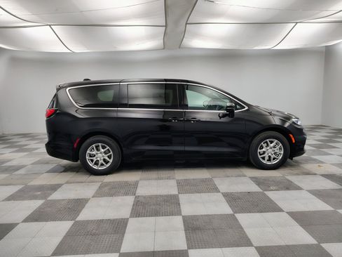 New 2026 Chrysler Pacifica Select FWD image 11