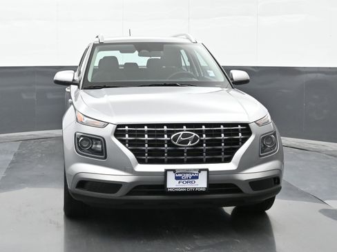 Used 2024 Hyundai Venue SEL image 2