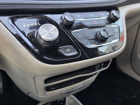 Used 2018 Chrysler Pacifica Limited image 17