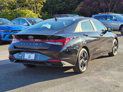 Used 2023 Hyundai Elantra SEL w/ Cargo Package image 7
