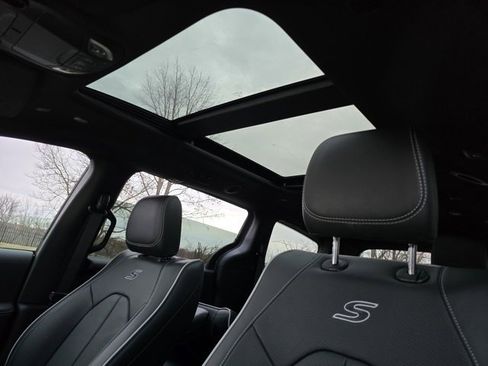 Used 2025 Chrysler Pacifica Premium image 17