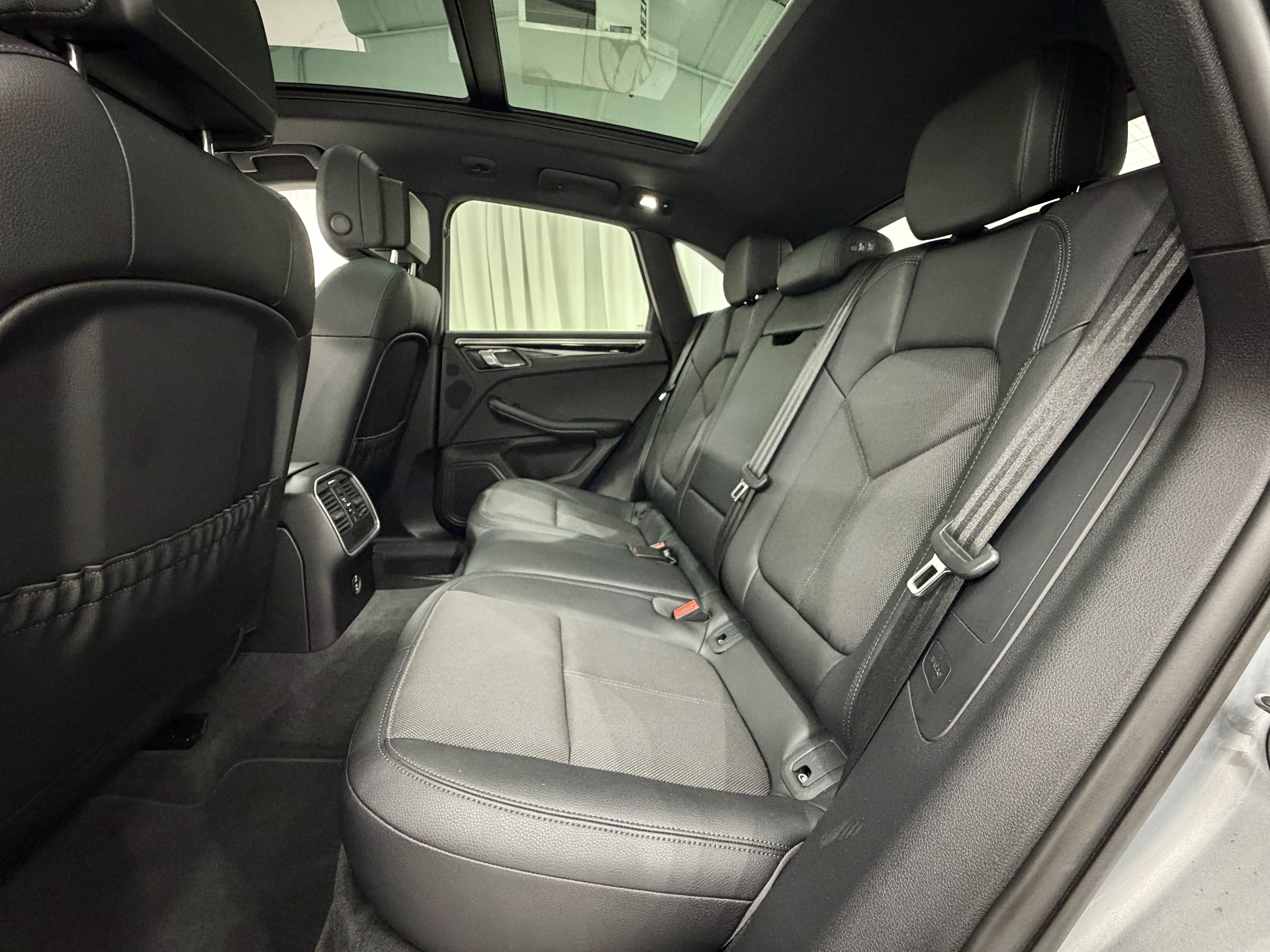 Used 2022 Porsche Macan AWD/4WD image 20