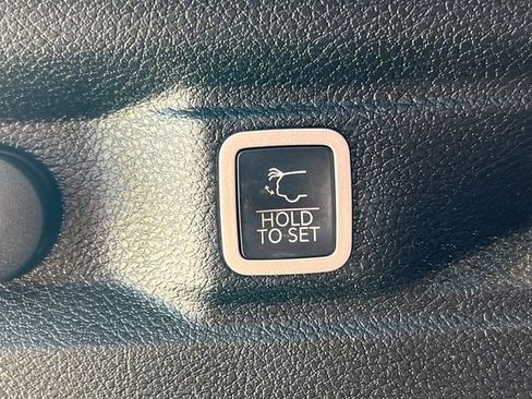 Used 2022 Jeep Grand Cherokee L Laredo image 38