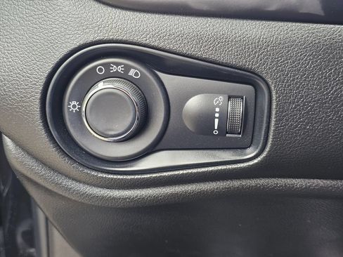 Used 2022 Jeep Renegade Sport w/ Sport Appearance Group AWD/4WD image 32