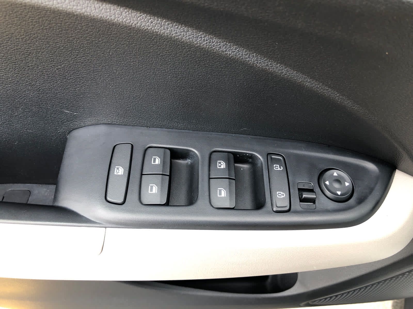 Certified 2025 Hyundai Venue SEL FWD image 22