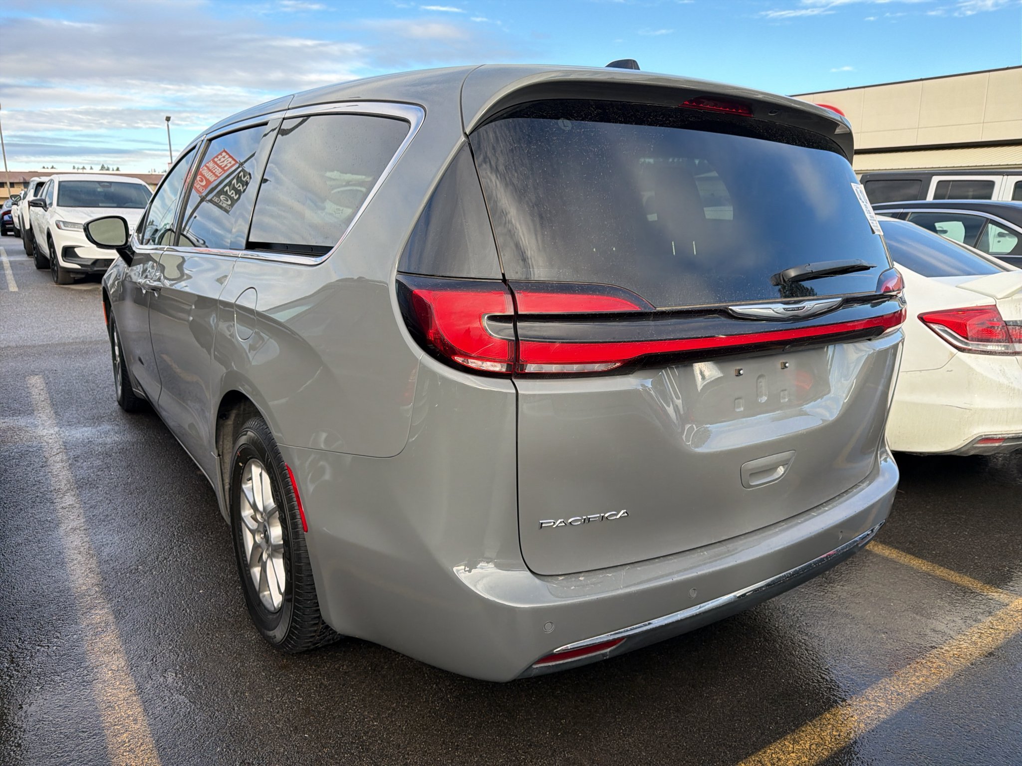 Used 2025 Chrysler Pacifica Select FWD image 5