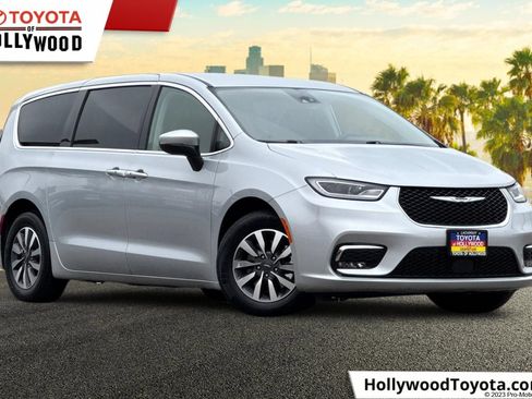 Used 2023 Chrysler Pacifica Touring-L FWD image 1