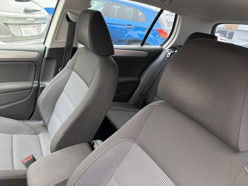 Used 2012 Volkswagen Golf 4-Door image 7