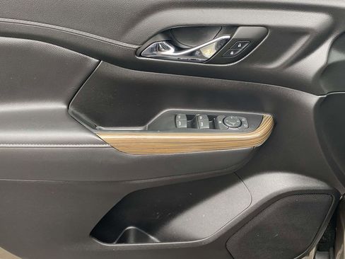 Used 2023 GMC Acadia SLE image 16