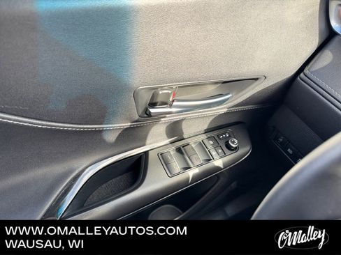 Used 2023 Toyota Venza LE AWD/4WD image 19