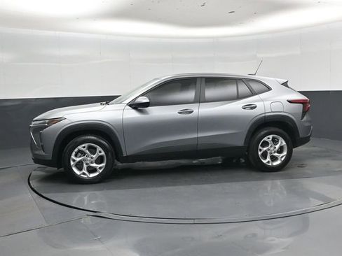 Used 2025 Chevrolet Trax LS w/ LS Convenience Package FWD image 7