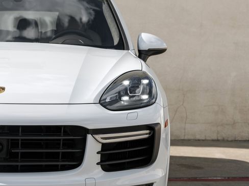 Used 2016 Porsche Cayenne Turbo w/ Premium Plus Package AWD/4WD image 45