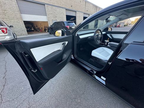 Used 2022 Tesla Model Y Long Range image 8