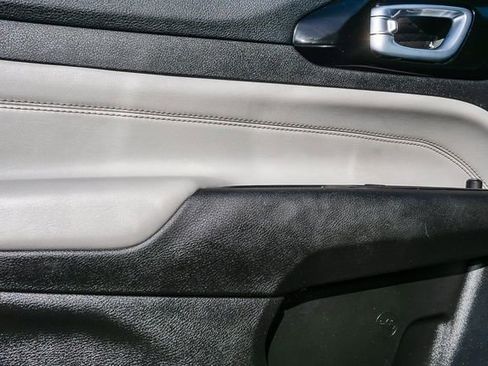 Used 2025 Jeep Compass Limited image 24