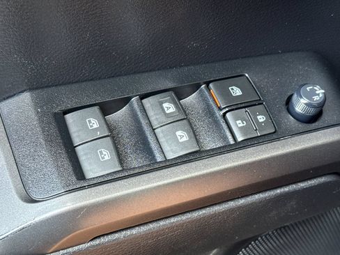 Used 2020 Toyota Tacoma SR5 AWD/4WD image 11