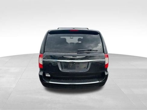 Used 2011 Chrysler Town & Country Touring image 4