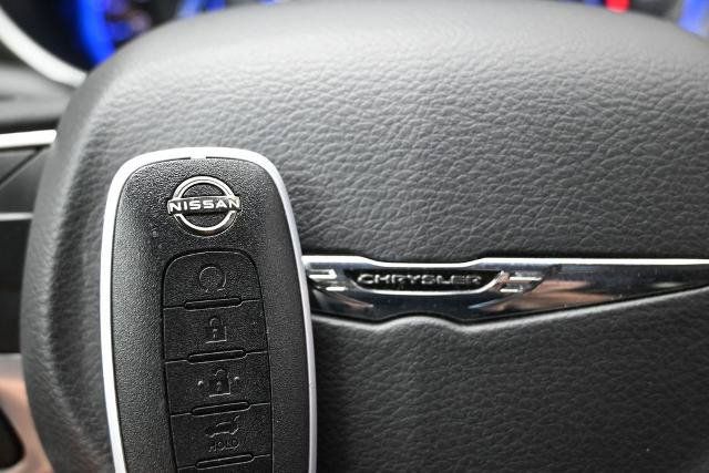 Used 2024 Chrysler Pacifica Touring-L FWD image 39