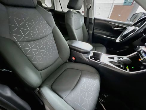 Used 2025 Toyota RAV4 XLE w/ Convenience Package FWD image 31