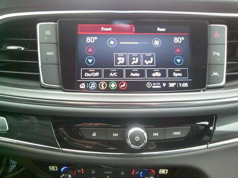 Used 2023 Buick Enclave Essence image 18