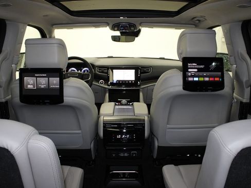 Used 2024 Jeep Wagoneer L Series III w/ Premium Group I AWD/4WD image 13