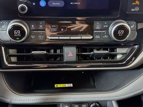 Used 2024 Toyota Highlander XLE AWD/4WD image 16