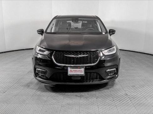 Used 2024 Chrysler Pacifica Touring-L image 12