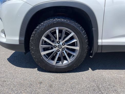 Used 2019 Toyota Highlander XLE AWD/4WD image 9
