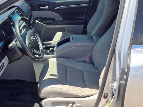 Used 2017 Toyota Highlander Limited Platinum FWD image 14