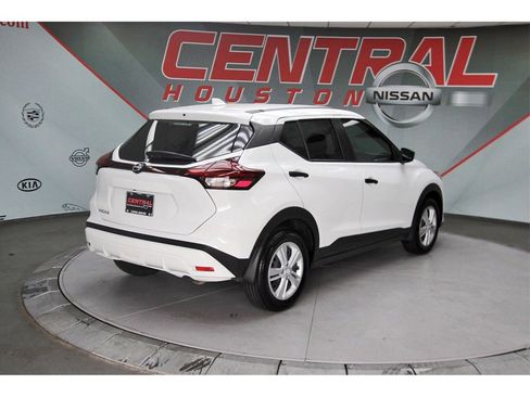 Used 2025 Nissan Kicks Play S image 5