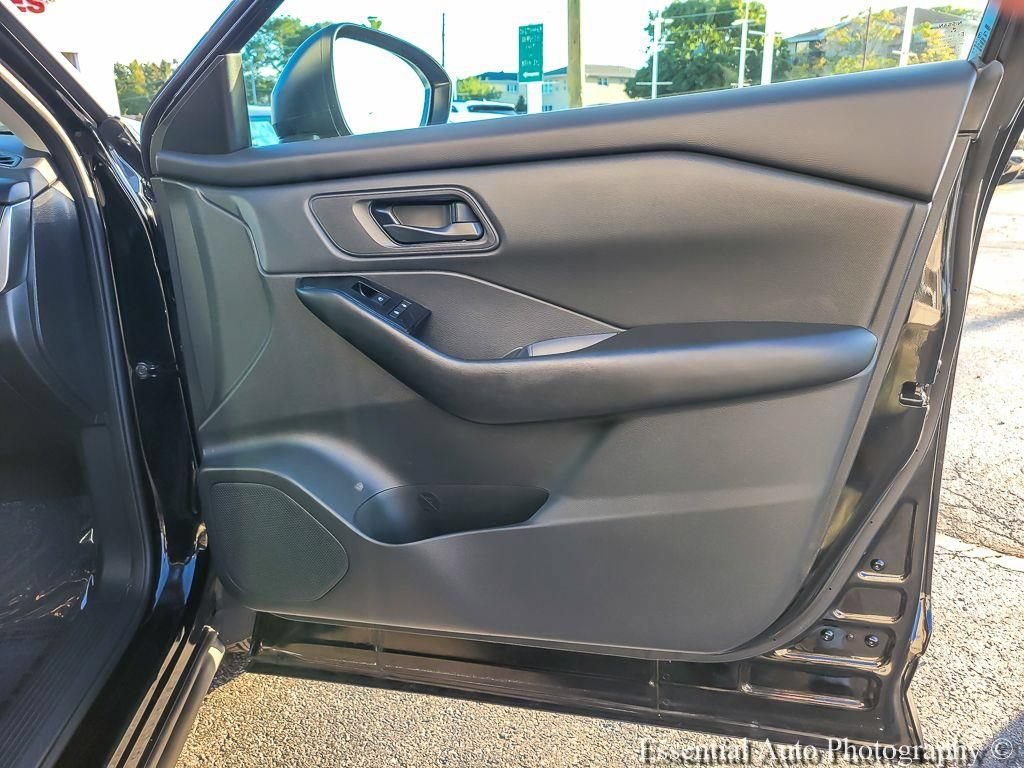 Used 2024 Nissan Rogue S AWD/4WD image 26
