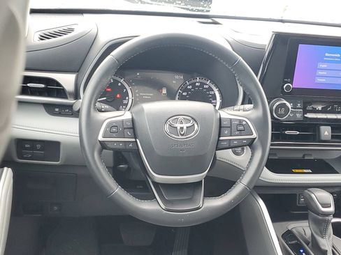 Used 2024 Toyota Highlander XLE AWD/4WD image 12