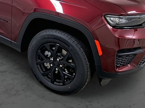 New 2025 Jeep Grand Cherokee Altitude image 14