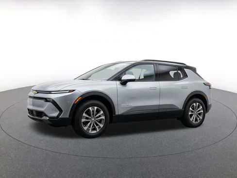Used 2025 Chevrolet Equinox LT FWD image 3