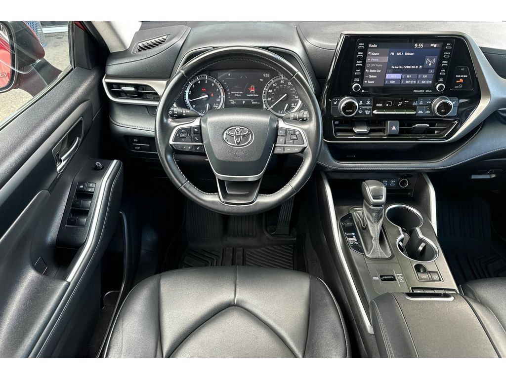 Used 2022 Toyota Highlander XLE FWD image 16