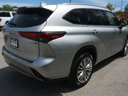 Used 2023 Toyota Highlander Platinum AWD/4WD image 5